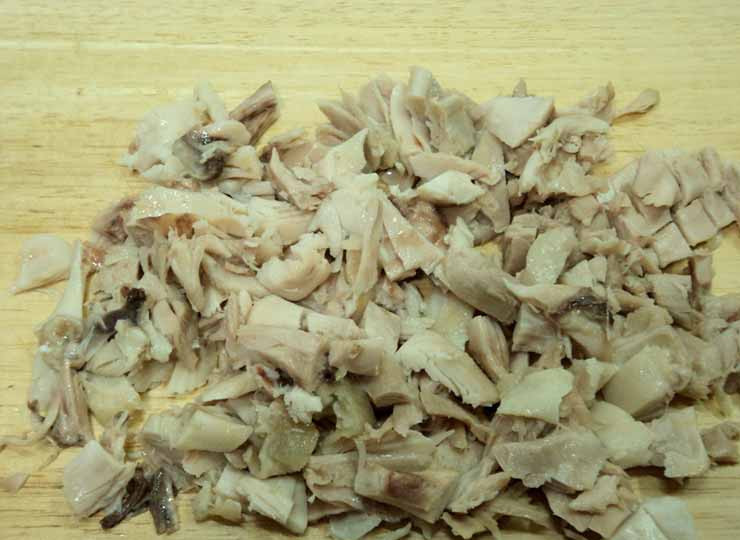 1. Этап. Рулетики из яичных блинчиков: Отварите курятину и порежьте на мелкие кусочки.