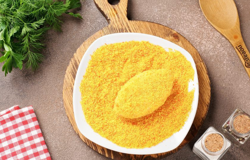 1. Этап. Картофельные пирожки с грибами: Затем обваляйте в сухарях для панировки.