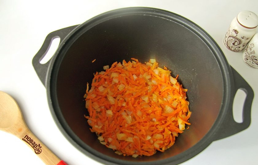 1. Этап. Рагу с краковской колбасой: Обжарьте овощи до мягкости.