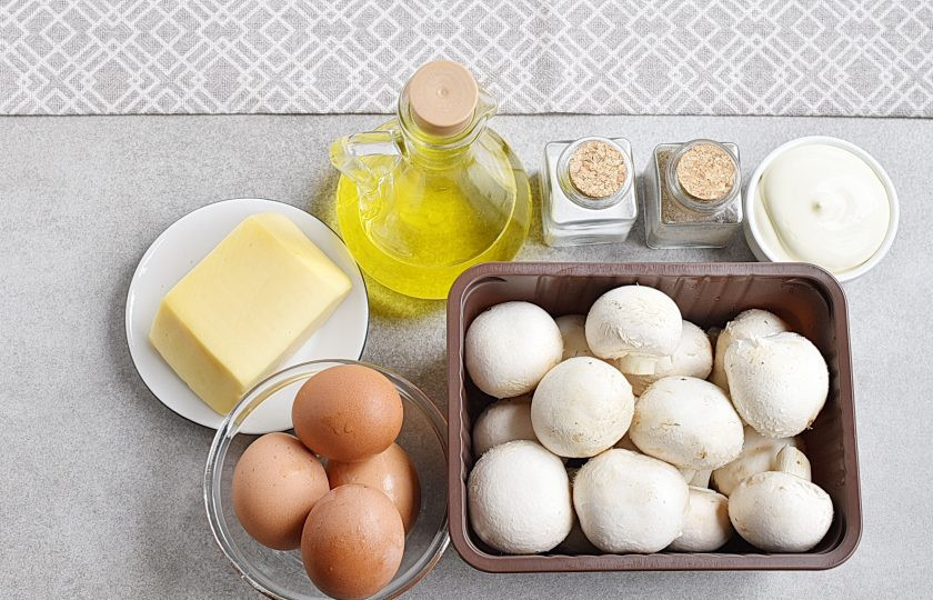 1. Этап. Простой салат с шампиньонами жареными: Подготовьте ингредиенты.