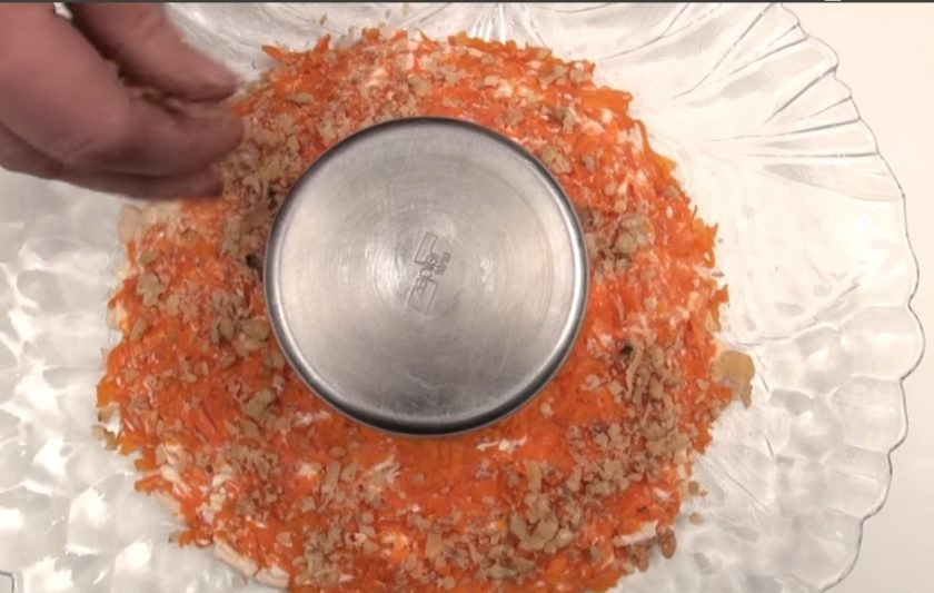 1. Этап. Гранатовый браслет рецепт классический: Посыпьте орешками.