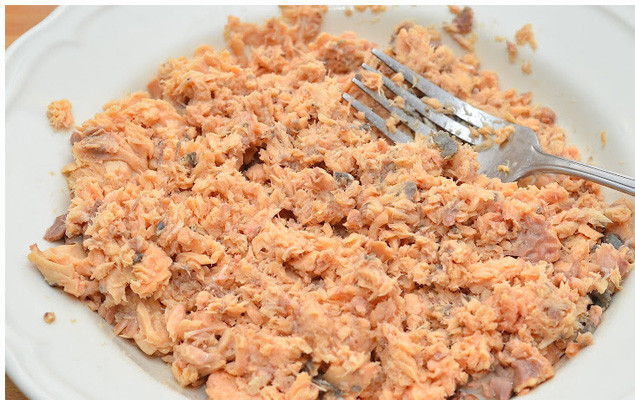 1. Этап. Рыбный пирог из песочного теста: 3. Размягчаем консервы вилкой, удаляя лишние косточки и хребты. Проводя постоянные эксперименты на кухне, я пришла к выводу, что для пирога лучше всего консервы из красной рыбы в собственном соку.