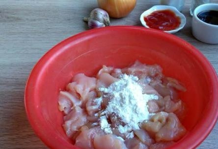 1. Этап. Куриная грудка в кисло-сладком соусе: Смешаем муку с крахмалом, добавим эту смесь к кусочкам курицы. Перемешаем, чтобы все кусочки равномерно покрылись смесью.