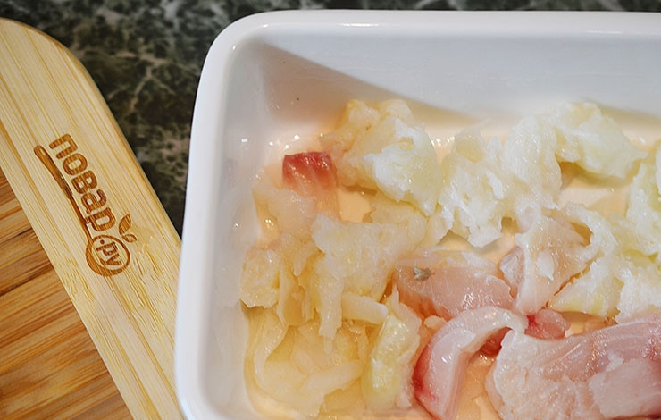 1. Этап. Пирог с рыбой и луком в горчичном соусе: Жаропрочную форму смажьте маслом. Выложите часть рыбного филе.