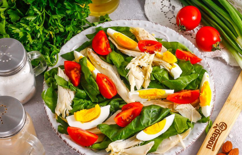 1. Этап. Салат с миндалем и курицей: Промойте помидоры черри, выложите их на салат.