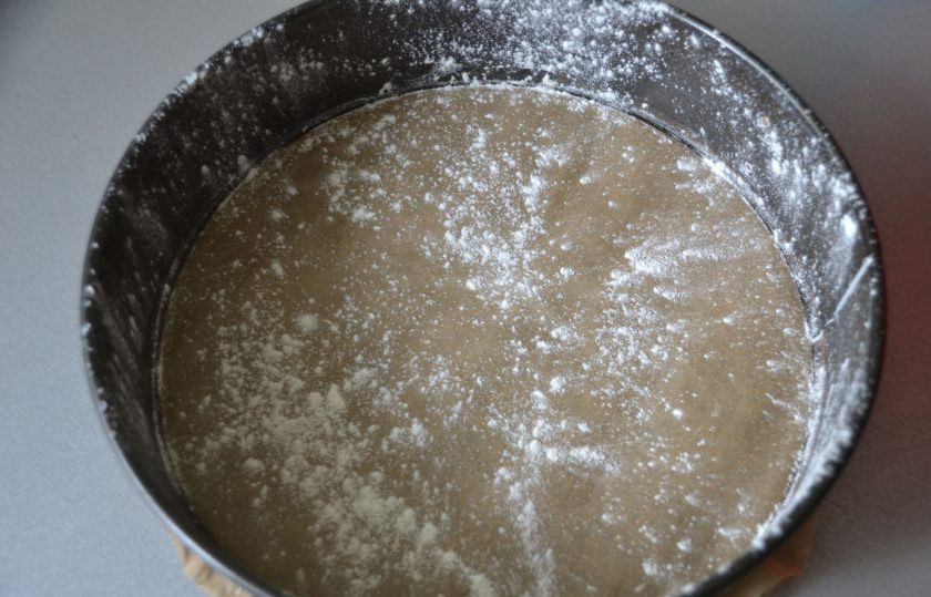 1. Этап. Самый простой морковный торт: Подготовьте форму для выпечки, сделайте 