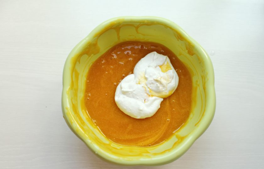 1. Этап. Суфле из манго: Добавьте немного взбитых сливок в пюре и перемешайте.