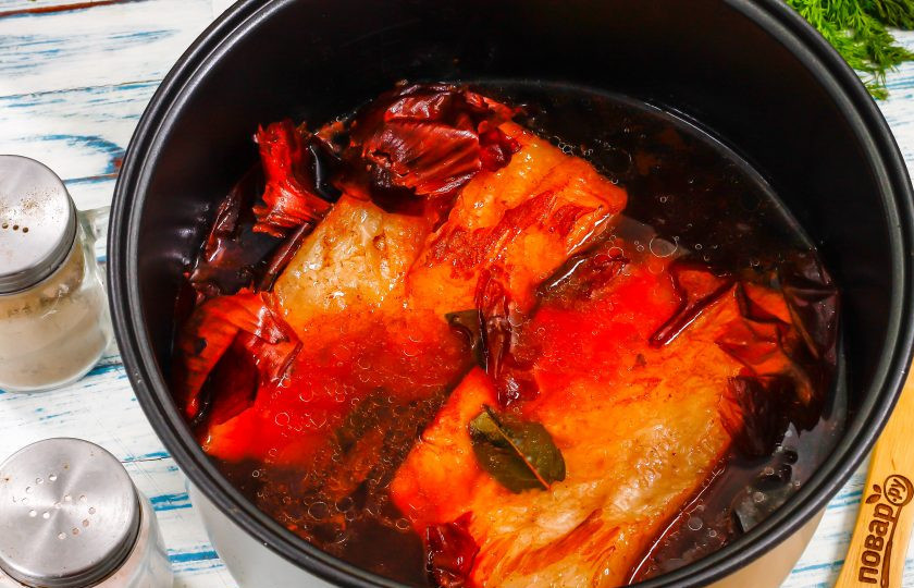 1. Этап. Сало в луковой шелухе в мультиварке: Спустя указанное время сало будет готово! Луковая шелуха окрасит жидкость и сало в яркий цвет.