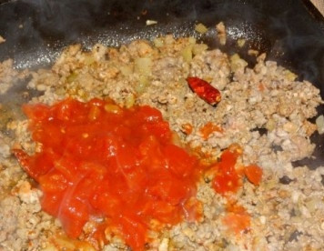 1. Этап. Свиха: И добавляем томатный соус или помидоры в собственном соку.