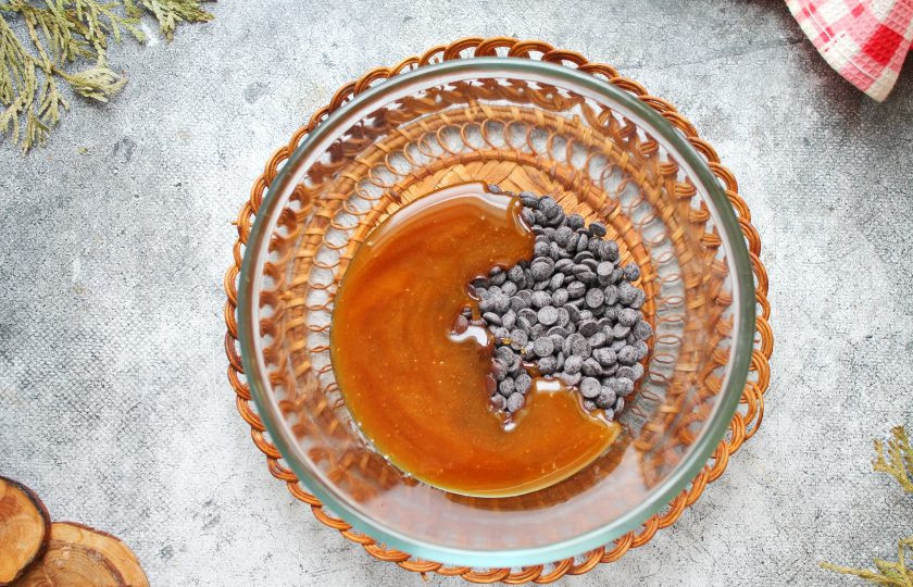 1. Этап. Быстрый шоколадный маршмеллоу: В другую миску выложите шоколад и добавьте мед. Разогрейте шоколад с медом на водяной бане, перемешивая, до однородности.