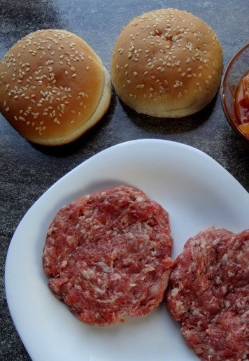 1. Этап. Чизбургер с лечо: В фарш добавить два вида паприки, соль и перец по вкусу. Хорошенько отбить и сформировать две толстенькие котлеты.