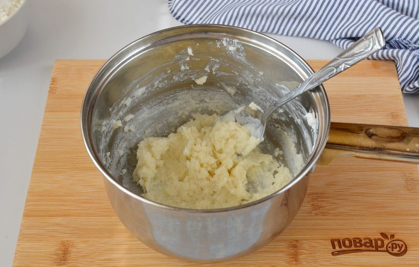 1. Этап. Заварной хлеб: Быстрыми движениями с помощью ложки или лопатки всё хорошо перемешайте до однородности. Кастрюлю с заваркой снимите с огня и остудите немного.