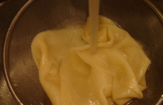 1. Этап. Ачма с сулугуни: Тщательно стряхните лишнюю влагу, выложите тесто на сырный слой. Смажьте его сливочным маслом и посыпьте частью сыра.