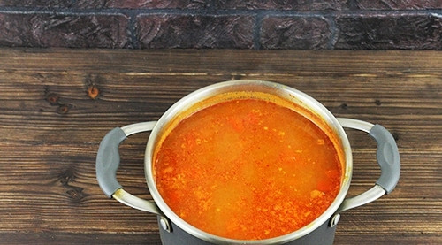 1. Этап. Шорпо: Далее добавьте картофель и влейте оставшийся кипяток. Варите суп после закипания на слабом огне в течение 15 минут.