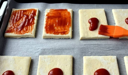 1. Этап. Слойки с консервированным тунцом: Смазываем каждый кусочек кетчупом.