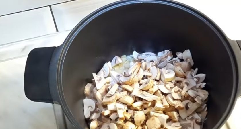 1. Этап. Грибная юшка (суп с грибами): 3. На растительном и сливочном масле обжарьте морковь с луком до полупрозрачности лука. Затем добавьте шампиньоны, перемешайте и обжарьте до золотистого цвета.