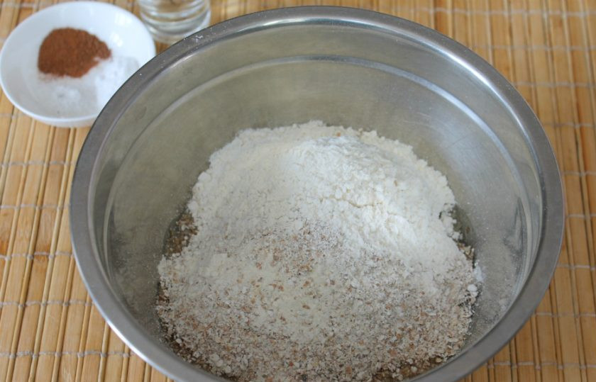 1. Этап. Овсяное печенье как в магазине: Овсяные хлопья измельчаем и добавляем в миску. Насыпаем часть пшеничной муки.