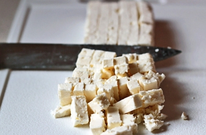 1. Этап. Греческий салат с орехами: Фету нарезать кубиками.