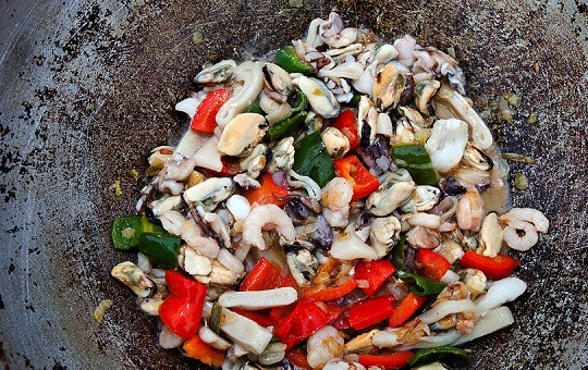 1. Этап. Паэлья в казане: 3. Морепродукты можно взять любые по вкусу или использовать готовые коктейли. Перец должен слегка обжариться и стать мягким, тогда самое время добавлять в казан морепродукты.