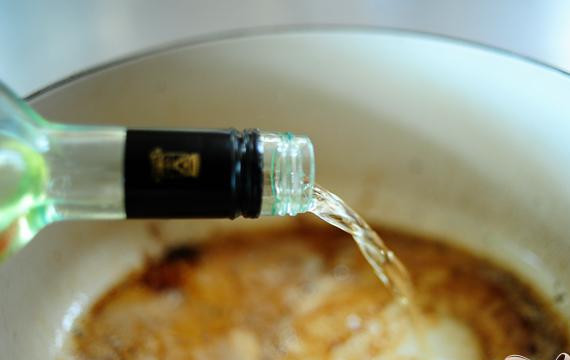 1. Этап. Курица с помидорами и чесноком: Залить в котелок белое вино.