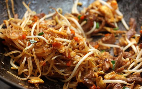 1. Этап. Пад Тай (Pad Thai): 5. В сковороду ложем ростки. Перемешиваем. Готовим примерно минут 5.