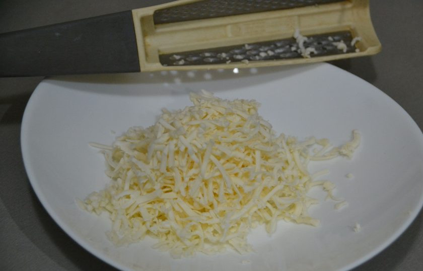 1. Этап. Салат Мышки-шалунишки: Натрите на терке плавленый сырок.