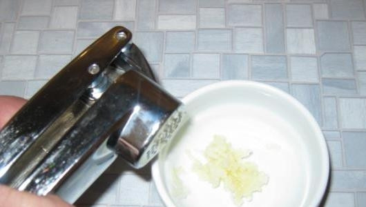 1. Этап. Фаршированные перепела в духовке: Чеснок почистите и пропустите через чеснокодавку (через пресс).