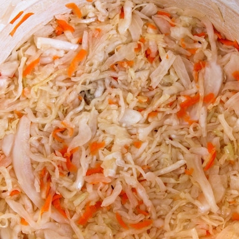 1. Этап. Квашеная капуста: Выкладываем в кастрюлю слой капусты с морковью, кладем немного специй (тмин, лаврушка, перец), плотненько утрамбовываем. Повторяем процедуру до тех пор, пока не кончится капуста.