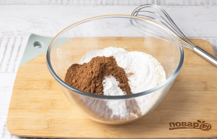 1. Этап. Печенье с кэробом: Просейте в миску муку, добавьте кэроб, соль, сахарную пудру и разрыхлитель. Все перемешайте.