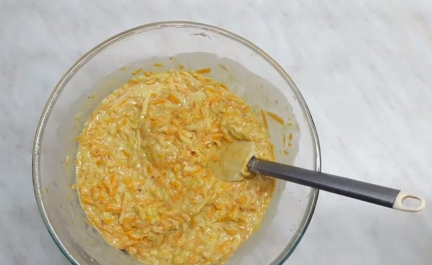 1. Этап. Пирог с тыквой без муки: 3. Добавьте анис, цедру лимона, имбирь, мускатный орех, манку и снова перемешайте. Дайте тесту постоять при комнатной температуре 30 минут.