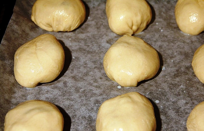 1. Этап. Вишневые булочки: Противень застелите пергаментом, выложите булочки и смажьте их разболтанным яйцом. Выпекайте в течение 25 минут при 190 градусах. Остудите и подавайте на стол.