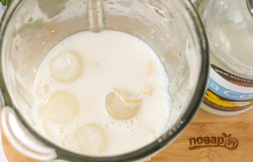 1. Этап. Молочный коктейль с ликером: Выложите мед — по желанию. Добавьте 4-5 кубиков льда. Если готовите коктейль в холодное время года, то количество льда можно сократить.