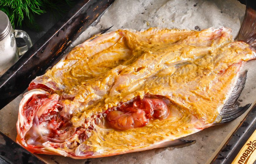 1. Этап. Лещ в духовке с чешуей: Застелите противень пергаментной бумагой или фольгой, выложите на него рыбу. Поместите противень в духовку на 45-60 минут в зависимости от величины рыбы. Если есть икра или молоки, выложите их на рыбу.