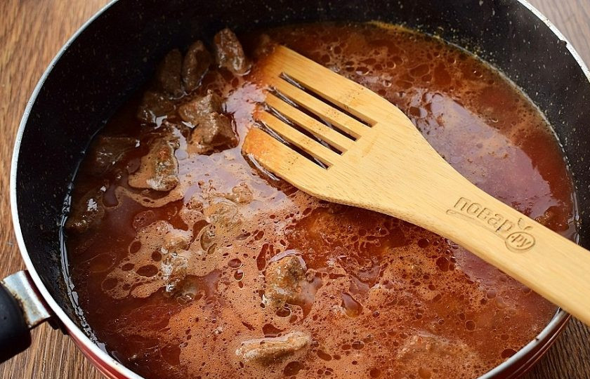 1. Этап. Татарский суп Нохутлы аш: Залейте мясо томатным соком. Накройте крышкой и тушите до готовности мяса и густоты соуса.