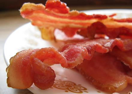 1. Этап. Омлет для двоих: 1. Бекон нарезать кубиками и подрумянить на сковородке (5-7 минут). Вытащите бекон, жир со сковородки слейте.