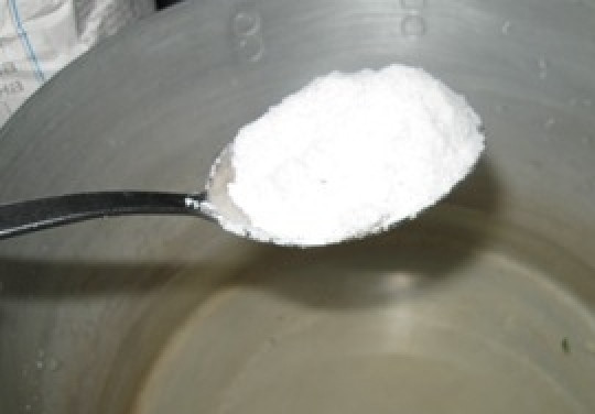 1. Этап. Консервированные огурцы с кетчупом: Приготовить горячий маринад из соли,сахара,уксуса.