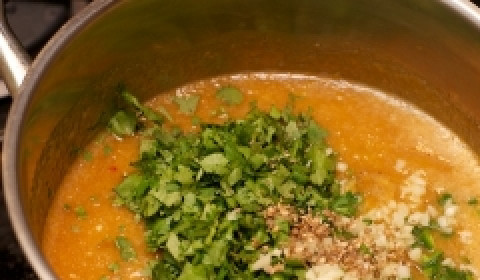 1. Этап. Ткемалевый соус: Кладем кинзу, чеснок и перец. Соль и сахар, по вкусу. Все перемешиваем и варим еще 2 минуты.