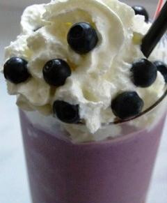 1. Этап. Молочный коктейль с черникой: Наливаем коктейль в стаканчики, сверху при желании можно сделать 