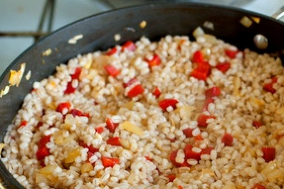 1. Этап. Гарнир из перловки: Когда каша разварится, сливаем лишнюю воду, если нужно. Перекладываем ее в сковороду с обжаренными овощами. Теперь нужно обжарить кашу вместе с овощами еще раз, досыпав, если нужно, приправ.