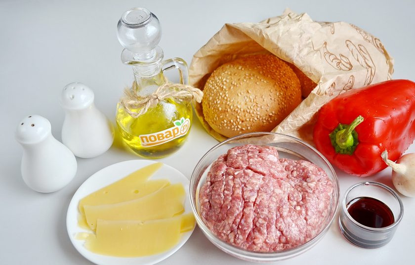 1. Этап. Очень вкусный бургер: 1. Подготовьте продукты. Для котлет понадобится не просто фарш, а фарш для итальянских колбасок, это нежирный фарш с добавлением соли, красного перца, белого вина и фенхеля. Если такого нет под рукой, возьмите обычный свино-говяжий фарш, добавьте соли немного, перца черного и красного, пару ложек вина белого, хорошо перемешайте.