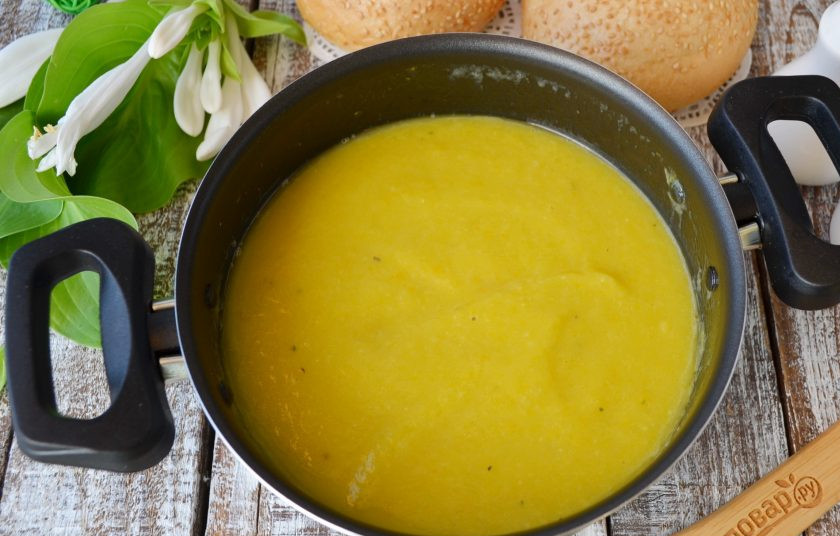 1. Этап. Суп из кабачков в хлебном горшочке: Перемешайте, доведите суп до кипения и снимите с огня. Готово!
