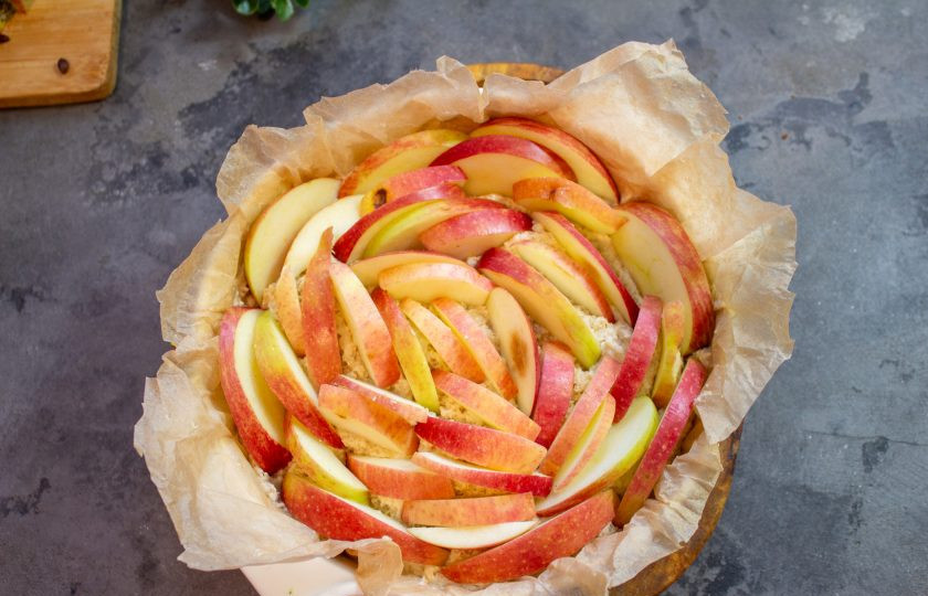 1. Этап. Яблочный пирог без муки и сахара: Выложите яблоки на тесто как показано на фото. Отправьте выпекаться в разогретую духовку до 180 градусов на 30-35 минут.