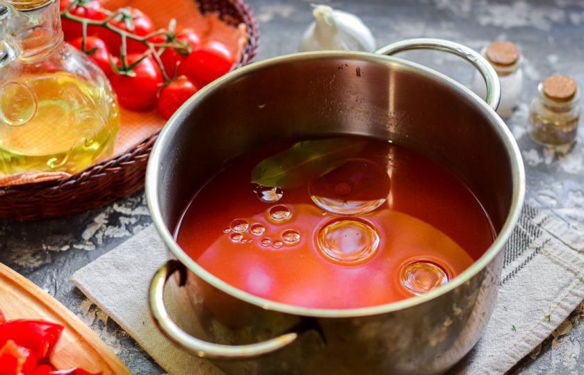 1. Этап. Перец с томатным соусом: Томатный соус перелейте в кастрюлю, добавьте ложку масла, по желанию бросьте лист лавра.