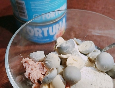 1. Этап. Гнездо водяного дракончика: С консервированного тунца ТМ FORTUNA слить жидкость. Добавить творожный сыр и желтки. Все тщательно перемешать