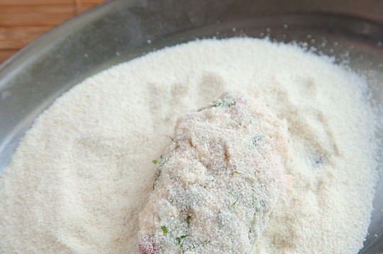 1. Этап. Куриный фарш (котлеты): Сформируйте из фарша котлеты, и обваляйте их в манке.