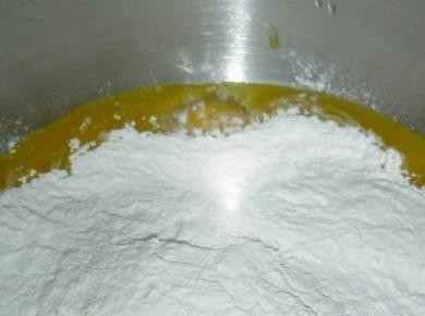 1. Этап. Кекс из сгущенного молока: 1. В подходящей емкости соедините сгущенку, яйца, ванильный сахар и растопленное сливочное масло. Взбейте хорошо миксером или ручным венчиком. Всыпьте муку, смешанную с разрыхлителем, и хорошо вымешайте.