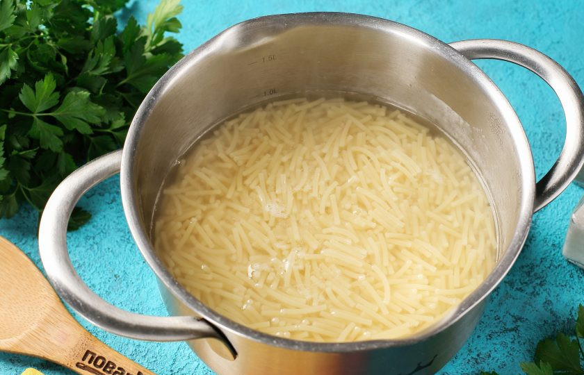 1. Этап. Вермишель с луком: Параллельно поставьте кастрюлю с подсоленной водой на огонь и доведите до кипения. Затем добавьте вермишель и отварите в течение 2-3 минут.