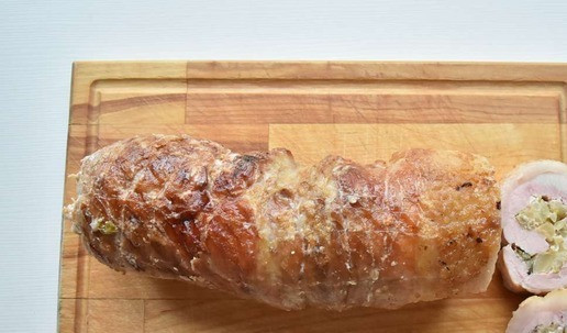 1. Этап. Рулет из свинины с цветной капустой: Духовку разогреваю до 160, ставлю противень с мясом для последующего запекания на 1 час. В данном случае придерживайтесь правила запекания мяса: на каждые 500 граммов свинины 30 минут. Когда мясо практически готово, не спешу подавать его к столу. Даю ему «отдохнуть» при комнатной температуре минут 10 и доготовить себя, чтобы соки внутри него равномерно распределятся. Перед подачей не забудьте удалить бичевку.