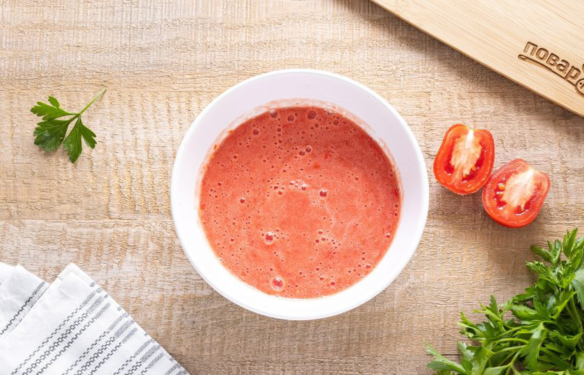 1. Этап. Овощи по-кубански: Помидоры помойте, удалите плодоножку и прокрутите через мясорубку до состояния однородного пюре.