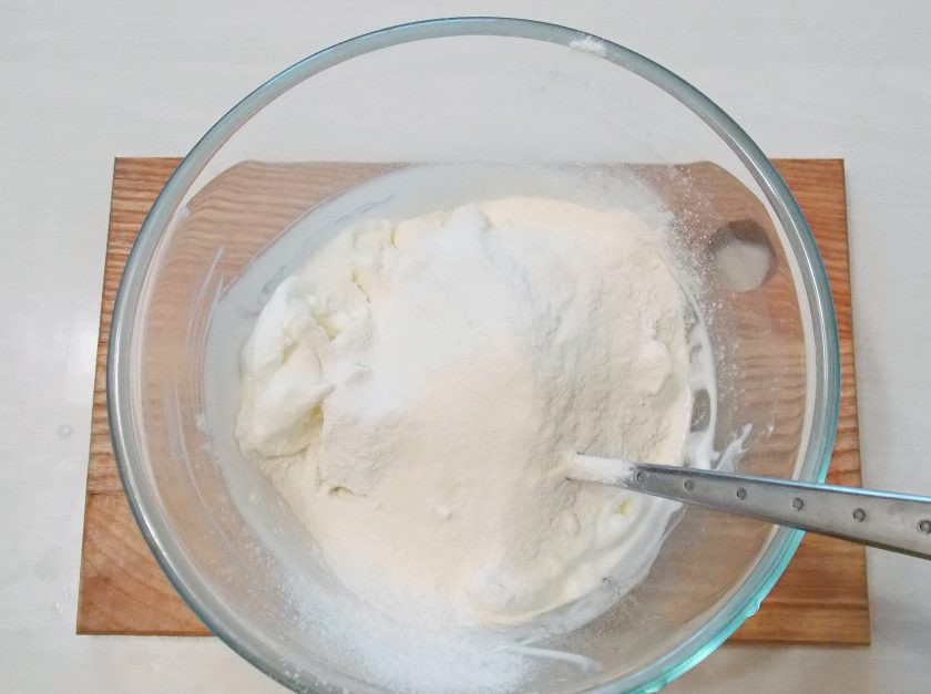 1. Этап. Кексы из мороженого: Муку соедините с разрыхлителем и просейте в чашу с мороженым.